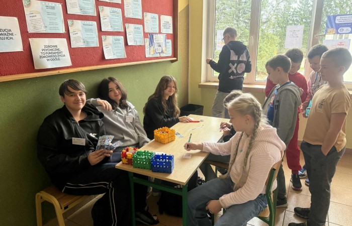 W dniu obchodów Światowego Dnia Tabliczki Mnożenia nasza szkoła włączyła się w akcję promującą znajomość działań matematycznych zarówno wśród uczniów, jak i w szerszej społeczności lokalnej.
Podczas przerw odbywały się krótkie egzaminy, podczas których wyznaczeni egzaminatorzy sprawdzali znajomość tabliczki mnożenia wśród uczniów oraz nauczycieli. Atmosfera była pełna pozytywnej rywalizacji, a uczestnicy z entuzjazmem podchodzili do matematycznych wyzwań.
Specjalnie powołane Patrole Egzaminacyjne, wyposażone w kolorowe transparenty, wyruszyły poza mury szkoły, aby szerzyć ideę Światowego Dnia Tabliczki Mnożenia wśród mieszkańców miasta. Wolontariusze odwiedzili okoliczne sklepy, parki oraz instytucje państwowe, gdzie przeprowadzali krótkie quizy matematyczne wśród przypadkowych przechodniów.
Akcja spotkała się z dużym zainteresowaniem i pozytywnym odbiorem. Kolorowe transparenty i pogodne podejście egzaminatorów przyciągały uwagę, zachęcając do udziału zarówno dzieci, dorosłych, jak i seniorów. W wielu przypadkach uczestnicy z uśmiechem podejmowali wyzwanie, przypominając sobie podstawowe działania matematyczne.
Dzięki zaangażowaniu całej społeczności szkolnej oraz aktywności poza szkołą, nasza placówka przyczyniła się do popularyzacji nauki matematyki wśród mieszkańców miasta. Obchody Światowego Dnia Tabliczki Mnożenia udowodniły, że matematyka może być zabawą dostępną dla wszystkich, niezależnie od wieku.