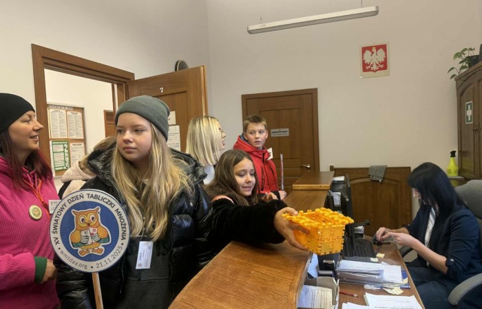 W dniu obchodów Światowego Dnia Tabliczki Mnożenia nasza szkoła włączyła się w akcję promującą znajomość działań matematycznych zarówno wśród uczniów, jak i w szerszej społeczności lokalnej.
Podczas przerw odbywały się krótkie egzaminy, podczas których wyznaczeni egzaminatorzy sprawdzali znajomość tabliczki mnożenia wśród uczniów oraz nauczycieli. Atmosfera była pełna pozytywnej rywalizacji, a uczestnicy z entuzjazmem podchodzili do matematycznych wyzwań.
Specjalnie powołane Patrole Egzaminacyjne, wyposażone w kolorowe transparenty, wyruszyły poza mury szkoły, aby szerzyć ideę Światowego Dnia Tabliczki Mnożenia wśród mieszkańców miasta. Wolontariusze odwiedzili okoliczne sklepy, parki oraz instytucje państwowe, gdzie przeprowadzali krótkie quizy matematyczne wśród przypadkowych przechodniów.
Akcja spotkała się z dużym zainteresowaniem i pozytywnym odbiorem. Kolorowe transparenty i pogodne podejście egzaminatorów przyciągały uwagę, zachęcając do udziału zarówno dzieci, dorosłych, jak i seniorów. W wielu przypadkach uczestnicy z uśmiechem podejmowali wyzwanie, przypominając sobie podstawowe działania matematyczne.
Dzięki zaangażowaniu całej społeczności szkolnej oraz aktywności poza szkołą, nasza placówka przyczyniła się do popularyzacji nauki matematyki wśród mieszkańców miasta. Obchody Światowego Dnia Tabliczki Mnożenia udowodniły, że matematyka może być zabawą dostępną dla wszystkich, niezależnie od wieku.