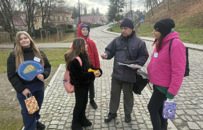 W dniu obchodów Światowego Dnia Tabliczki Mnożenia nasza szkoła włączyła się w akcję promującą znajomość działań matematycznych zarówno wśród uczniów, jak i w szerszej społeczności lokalnej.
Podczas przerw odbywały się krótkie egzaminy, podczas których wyznaczeni egzaminatorzy sprawdzali znajomość tabliczki mnożenia wśród uczniów oraz nauczycieli. Atmosfera była pełna pozytywnej rywalizacji, a uczestnicy z entuzjazmem podchodzili do matematycznych wyzwań.
Specjalnie powołane Patrole Egzaminacyjne, wyposażone w kolorowe transparenty, wyruszyły poza mury szkoły, aby szerzyć ideę Światowego Dnia Tabliczki Mnożenia wśród mieszkańców miasta. Wolontariusze odwiedzili okoliczne sklepy, parki oraz instytucje państwowe, gdzie przeprowadzali krótkie quizy matematyczne wśród przypadkowych przechodniów.
Akcja spotkała się z dużym zainteresowaniem i pozytywnym odbiorem. Kolorowe transparenty i pogodne podejście egzaminatorów przyciągały uwagę, zachęcając do udziału zarówno dzieci, dorosłych, jak i seniorów. W wielu przypadkach uczestnicy z uśmiechem podejmowali wyzwanie, przypominając sobie podstawowe działania matematyczne.
Dzięki zaangażowaniu całej społeczności szkolnej oraz aktywności poza szkołą, nasza placówka przyczyniła się do popularyzacji nauki matematyki wśród mieszkańców miasta. Obchody Światowego Dnia Tabliczki Mnożenia udowodniły, że matematyka może być zabawą dostępną dla wszystkich, niezależnie od wieku.