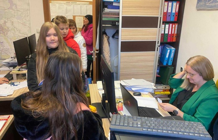 W dniu obchodów Światowego Dnia Tabliczki Mnożenia nasza szkoła włączyła się w akcję promującą znajomość działań matematycznych zarówno wśród uczniów, jak i w szerszej społeczności lokalnej.
Podczas przerw odbywały się krótkie egzaminy, podczas których wyznaczeni egzaminatorzy sprawdzali znajomość tabliczki mnożenia wśród uczniów oraz nauczycieli. Atmosfera była pełna pozytywnej rywalizacji, a uczestnicy z entuzjazmem podchodzili do matematycznych wyzwań.
Specjalnie powołane Patrole Egzaminacyjne, wyposażone w kolorowe transparenty, wyruszyły poza mury szkoły, aby szerzyć ideę Światowego Dnia Tabliczki Mnożenia wśród mieszkańców miasta. Wolontariusze odwiedzili okoliczne sklepy, parki oraz instytucje państwowe, gdzie przeprowadzali krótkie quizy matematyczne wśród przypadkowych przechodniów.
Akcja spotkała się z dużym zainteresowaniem i pozytywnym odbiorem. Kolorowe transparenty i pogodne podejście egzaminatorów przyciągały uwagę, zachęcając do udziału zarówno dzieci, dorosłych, jak i seniorów. W wielu przypadkach uczestnicy z uśmiechem podejmowali wyzwanie, przypominając sobie podstawowe działania matematyczne.
Dzięki zaangażowaniu całej społeczności szkolnej oraz aktywności poza szkołą, nasza placówka przyczyniła się do popularyzacji nauki matematyki wśród mieszkańców miasta. Obchody Światowego Dnia Tabliczki Mnożenia udowodniły, że matematyka może być zabawą dostępną dla wszystkich, niezależnie od wieku.