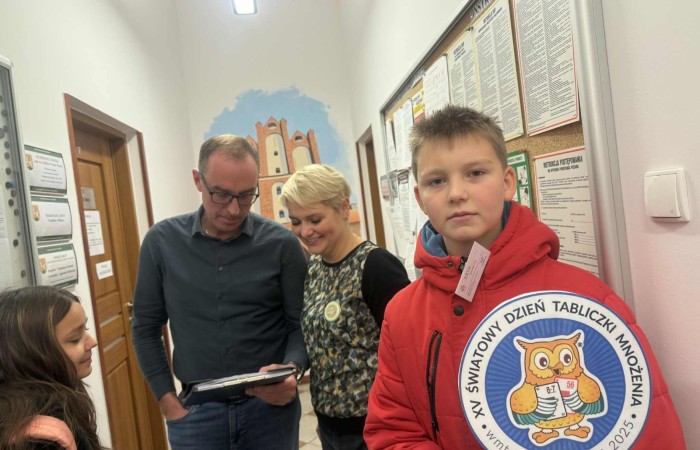 W dniu obchodów Światowego Dnia Tabliczki Mnożenia nasza szkoła włączyła się w akcję promującą znajomość działań matematycznych zarówno wśród uczniów, jak i w szerszej społeczności lokalnej.
Podczas przerw odbywały się krótkie egzaminy, podczas których wyznaczeni egzaminatorzy sprawdzali znajomość tabliczki mnożenia wśród uczniów oraz nauczycieli. Atmosfera była pełna pozytywnej rywalizacji, a uczestnicy z entuzjazmem podchodzili do matematycznych wyzwań.
Specjalnie powołane Patrole Egzaminacyjne, wyposażone w kolorowe transparenty, wyruszyły poza mury szkoły, aby szerzyć ideę Światowego Dnia Tabliczki Mnożenia wśród mieszkańców miasta. Wolontariusze odwiedzili okoliczne sklepy, parki oraz instytucje państwowe, gdzie przeprowadzali krótkie quizy matematyczne wśród przypadkowych przechodniów.
Akcja spotkała się z dużym zainteresowaniem i pozytywnym odbiorem. Kolorowe transparenty i pogodne podejście egzaminatorów przyciągały uwagę, zachęcając do udziału zarówno dzieci, dorosłych, jak i seniorów. W wielu przypadkach uczestnicy z uśmiechem podejmowali wyzwanie, przypominając sobie podstawowe działania matematyczne.
Dzięki zaangażowaniu całej społeczności szkolnej oraz aktywności poza szkołą, nasza placówka przyczyniła się do popularyzacji nauki matematyki wśród mieszkańców miasta. Obchody Światowego Dnia Tabliczki Mnożenia udowodniły, że matematyka może być zabawą dostępną dla wszystkich, niezależnie od wieku.