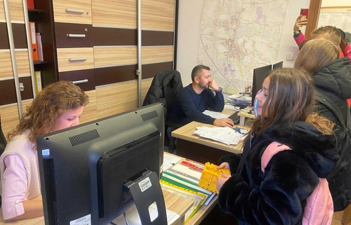 W dniu obchodów Światowego Dnia Tabliczki Mnożenia nasza szkoła włączyła się w akcję promującą znajomość działań matematycznych zarówno wśród uczniów, jak i w szerszej społeczności lokalnej.
Podczas przerw odbywały się krótkie egzaminy, podczas których wyznaczeni egzaminatorzy sprawdzali znajomość tabliczki mnożenia wśród uczniów oraz nauczycieli. Atmosfera była pełna pozytywnej rywalizacji, a uczestnicy z entuzjazmem podchodzili do matematycznych wyzwań.
Specjalnie powołane Patrole Egzaminacyjne, wyposażone w kolorowe transparenty, wyruszyły poza mury szkoły, aby szerzyć ideę Światowego Dnia Tabliczki Mnożenia wśród mieszkańców miasta. Wolontariusze odwiedzili okoliczne sklepy, parki oraz instytucje państwowe, gdzie przeprowadzali krótkie quizy matematyczne wśród przypadkowych przechodniów.
Akcja spotkała się z dużym zainteresowaniem i pozytywnym odbiorem. Kolorowe transparenty i pogodne podejście egzaminatorów przyciągały uwagę, zachęcając do udziału zarówno dzieci, dorosłych, jak i seniorów. W wielu przypadkach uczestnicy z uśmiechem podejmowali wyzwanie, przypominając sobie podstawowe działania matematyczne.
Dzięki zaangażowaniu całej społeczności szkolnej oraz aktywności poza szkołą, nasza placówka przyczyniła się do popularyzacji nauki matematyki wśród mieszkańców miasta. Obchody Światowego Dnia Tabliczki Mnożenia udowodniły, że matematyka może być zabawą dostępną dla wszystkich, niezależnie od wieku.