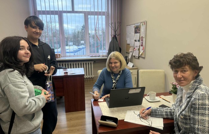 W dniu obchodów Światowego Dnia Tabliczki Mnożenia nasza szkoła włączyła się w akcję promującą znajomość działań matematycznych zarówno wśród uczniów, jak i w szerszej społeczności lokalnej.
Podczas przerw odbywały się krótkie egzaminy, podczas których wyznaczeni egzaminatorzy sprawdzali znajomość tabliczki mnożenia wśród uczniów oraz nauczycieli. Atmosfera była pełna pozytywnej rywalizacji, a uczestnicy z entuzjazmem podchodzili do matematycznych wyzwań.
Specjalnie powołane Patrole Egzaminacyjne, wyposażone w kolorowe transparenty, wyruszyły poza mury szkoły, aby szerzyć ideę Światowego Dnia Tabliczki Mnożenia wśród mieszkańców miasta. Wolontariusze odwiedzili okoliczne sklepy, parki oraz instytucje państwowe, gdzie przeprowadzali krótkie quizy matematyczne wśród przypadkowych przechodniów.
Akcja spotkała się z dużym zainteresowaniem i pozytywnym odbiorem. Kolorowe transparenty i pogodne podejście egzaminatorów przyciągały uwagę, zachęcając do udziału zarówno dzieci, dorosłych, jak i seniorów. W wielu przypadkach uczestnicy z uśmiechem podejmowali wyzwanie, przypominając sobie podstawowe działania matematyczne.
Dzięki zaangażowaniu całej społeczności szkolnej oraz aktywności poza szkołą, nasza placówka przyczyniła się do popularyzacji nauki matematyki wśród mieszkańców miasta. Obchody Światowego Dnia Tabliczki Mnożenia udowodniły, że matematyka może być zabawą dostępną dla wszystkich, niezależnie od wieku.