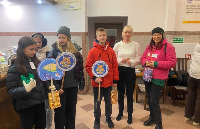 W dniu obchodów Światowego Dnia Tabliczki Mnożenia nasza szkoła włączyła się w akcję promującą znajomość działań matematycznych zarówno wśród uczniów, jak i w szerszej społeczności lokalnej.
Podczas przerw odbywały się krótkie egzaminy, podczas których wyznaczeni egzaminatorzy sprawdzali znajomość tabliczki mnożenia wśród uczniów oraz nauczycieli. Atmosfera była pełna pozytywnej rywalizacji, a uczestnicy z entuzjazmem podchodzili do matematycznych wyzwań.
Specjalnie powołane Patrole Egzaminacyjne, wyposażone w kolorowe transparenty, wyruszyły poza mury szkoły, aby szerzyć ideę Światowego Dnia Tabliczki Mnożenia wśród mieszkańców miasta. Wolontariusze odwiedzili okoliczne sklepy, parki oraz instytucje państwowe, gdzie przeprowadzali krótkie quizy matematyczne wśród przypadkowych przechodniów.
Akcja spotkała się z dużym zainteresowaniem i pozytywnym odbiorem. Kolorowe transparenty i pogodne podejście egzaminatorów przyciągały uwagę, zachęcając do udziału zarówno dzieci, dorosłych, jak i seniorów. W wielu przypadkach uczestnicy z uśmiechem podejmowali wyzwanie, przypominając sobie podstawowe działania matematyczne.
Dzięki zaangażowaniu całej społeczności szkolnej oraz aktywności poza szkołą, nasza placówka przyczyniła się do popularyzacji nauki matematyki wśród mieszkańców miasta. Obchody Światowego Dnia Tabliczki Mnożenia udowodniły, że matematyka może być zabawą dostępną dla wszystkich, niezależnie od wieku.