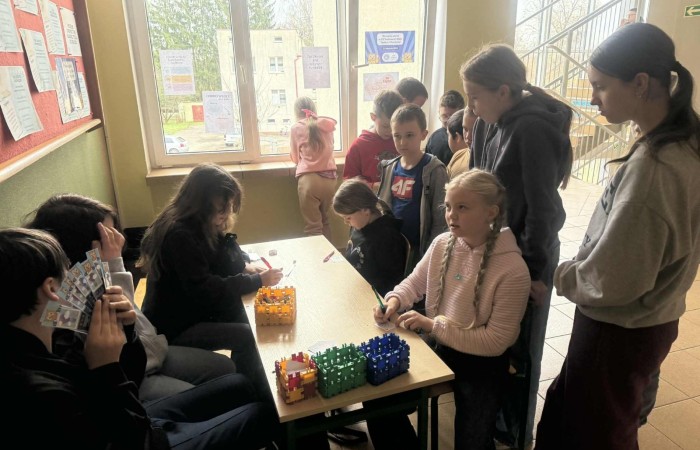 W dniu obchodów Światowego Dnia Tabliczki Mnożenia nasza szkoła włączyła się w akcję promującą znajomość działań matematycznych zarówno wśród uczniów, jak i w szerszej społeczności lokalnej.
Podczas przerw odbywały się krótkie egzaminy, podczas których wyznaczeni egzaminatorzy sprawdzali znajomość tabliczki mnożenia wśród uczniów oraz nauczycieli. Atmosfera była pełna pozytywnej rywalizacji, a uczestnicy z entuzjazmem podchodzili do matematycznych wyzwań.
Specjalnie powołane Patrole Egzaminacyjne, wyposażone w kolorowe transparenty, wyruszyły poza mury szkoły, aby szerzyć ideę Światowego Dnia Tabliczki Mnożenia wśród mieszkańców miasta. Wolontariusze odwiedzili okoliczne sklepy, parki oraz instytucje państwowe, gdzie przeprowadzali krótkie quizy matematyczne wśród przypadkowych przechodniów.
Akcja spotkała się z dużym zainteresowaniem i pozytywnym odbiorem. Kolorowe transparenty i pogodne podejście egzaminatorów przyciągały uwagę, zachęcając do udziału zarówno dzieci, dorosłych, jak i seniorów. W wielu przypadkach uczestnicy z uśmiechem podejmowali wyzwanie, przypominając sobie podstawowe działania matematyczne.
Dzięki zaangażowaniu całej społeczności szkolnej oraz aktywności poza szkołą, nasza placówka przyczyniła się do popularyzacji nauki matematyki wśród mieszkańców miasta. Obchody Światowego Dnia Tabliczki Mnożenia udowodniły, że matematyka może być zabawą dostępną dla wszystkich, niezależnie od wieku.