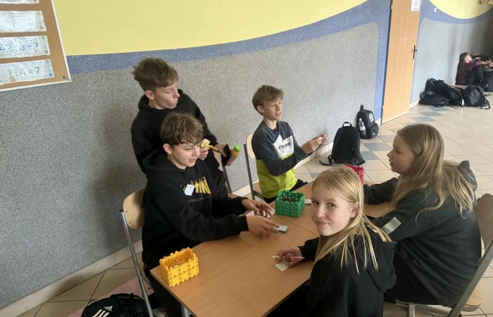 W dniu obchodów Światowego Dnia Tabliczki Mnożenia nasza szkoła włączyła się w akcję promującą znajomość działań matematycznych zarówno wśród uczniów, jak i w szerszej społeczności lokalnej.
Podczas przerw odbywały się krótkie egzaminy, podczas których wyznaczeni egzaminatorzy sprawdzali znajomość tabliczki mnożenia wśród uczniów oraz nauczycieli. Atmosfera była pełna pozytywnej rywalizacji, a uczestnicy z entuzjazmem podchodzili do matematycznych wyzwań.
Specjalnie powołane Patrole Egzaminacyjne, wyposażone w kolorowe transparenty, wyruszyły poza mury szkoły, aby szerzyć ideę Światowego Dnia Tabliczki Mnożenia wśród mieszkańców miasta. Wolontariusze odwiedzili okoliczne sklepy, parki oraz instytucje państwowe, gdzie przeprowadzali krótkie quizy matematyczne wśród przypadkowych przechodniów.
Akcja spotkała się z dużym zainteresowaniem i pozytywnym odbiorem. Kolorowe transparenty i pogodne podejście egzaminatorów przyciągały uwagę, zachęcając do udziału zarówno dzieci, dorosłych, jak i seniorów. W wielu przypadkach uczestnicy z uśmiechem podejmowali wyzwanie, przypominając sobie podstawowe działania matematyczne.
Dzięki zaangażowaniu całej społeczności szkolnej oraz aktywności poza szkołą, nasza placówka przyczyniła się do popularyzacji nauki matematyki wśród mieszkańców miasta. Obchody Światowego Dnia Tabliczki Mnożenia udowodniły, że matematyka może być zabawą dostępną dla wszystkich, niezależnie od wieku.