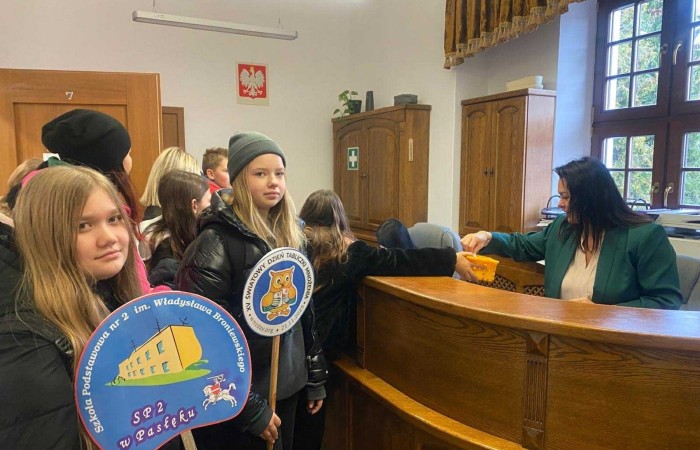 W dniu obchodów Światowego Dnia Tabliczki Mnożenia nasza szkoła włączyła się w akcję promującą znajomość działań matematycznych zarówno wśród uczniów, jak i w szerszej społeczności lokalnej.
Podczas przerw odbywały się krótkie egzaminy, podczas których wyznaczeni egzaminatorzy sprawdzali znajomość tabliczki mnożenia wśród uczniów oraz nauczycieli. Atmosfera była pełna pozytywnej rywalizacji, a uczestnicy z entuzjazmem podchodzili do matematycznych wyzwań.
Specjalnie powołane Patrole Egzaminacyjne, wyposażone w kolorowe transparenty, wyruszyły poza mury szkoły, aby szerzyć ideę Światowego Dnia Tabliczki Mnożenia wśród mieszkańców miasta. Wolontariusze odwiedzili okoliczne sklepy, parki oraz instytucje państwowe, gdzie przeprowadzali krótkie quizy matematyczne wśród przypadkowych przechodniów.
Akcja spotkała się z dużym zainteresowaniem i pozytywnym odbiorem. Kolorowe transparenty i pogodne podejście egzaminatorów przyciągały uwagę, zachęcając do udziału zarówno dzieci, dorosłych, jak i seniorów. W wielu przypadkach uczestnicy z uśmiechem podejmowali wyzwanie, przypominając sobie podstawowe działania matematyczne.
Dzięki zaangażowaniu całej społeczności szkolnej oraz aktywności poza szkołą, nasza placówka przyczyniła się do popularyzacji nauki matematyki wśród mieszkańców miasta. Obchody Światowego Dnia Tabliczki Mnożenia udowodniły, że matematyka może być zabawą dostępną dla wszystkich, niezależnie od wieku.