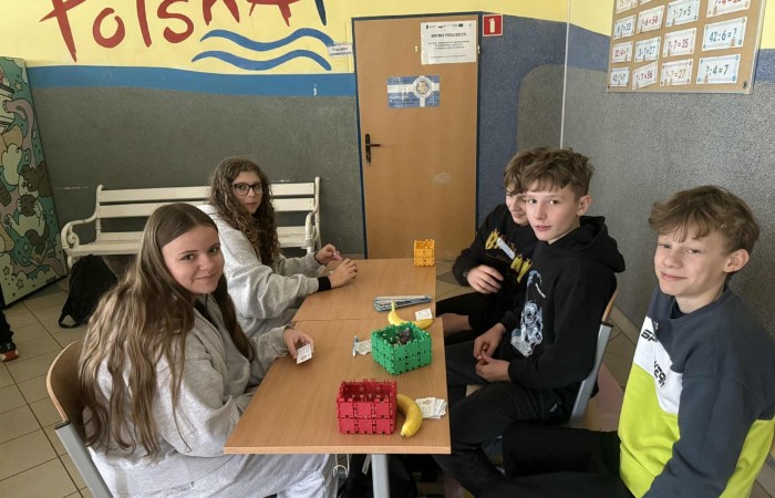 W dniu obchodów Światowego Dnia Tabliczki Mnożenia nasza szkoła włączyła się w akcję promującą znajomość działań matematycznych zarówno wśród uczniów, jak i w szerszej społeczności lokalnej.
Podczas przerw odbywały się krótkie egzaminy, podczas których wyznaczeni egzaminatorzy sprawdzali znajomość tabliczki mnożenia wśród uczniów oraz nauczycieli. Atmosfera była pełna pozytywnej rywalizacji, a uczestnicy z entuzjazmem podchodzili do matematycznych wyzwań.
Specjalnie powołane Patrole Egzaminacyjne, wyposażone w kolorowe transparenty, wyruszyły poza mury szkoły, aby szerzyć ideę Światowego Dnia Tabliczki Mnożenia wśród mieszkańców miasta. Wolontariusze odwiedzili okoliczne sklepy, parki oraz instytucje państwowe, gdzie przeprowadzali krótkie quizy matematyczne wśród przypadkowych przechodniów.
Akcja spotkała się z dużym zainteresowaniem i pozytywnym odbiorem. Kolorowe transparenty i pogodne podejście egzaminatorów przyciągały uwagę, zachęcając do udziału zarówno dzieci, dorosłych, jak i seniorów. W wielu przypadkach uczestnicy z uśmiechem podejmowali wyzwanie, przypominając sobie podstawowe działania matematyczne.
Dzięki zaangażowaniu całej społeczności szkolnej oraz aktywności poza szkołą, nasza placówka przyczyniła się do popularyzacji nauki matematyki wśród mieszkańców miasta. Obchody Światowego Dnia Tabliczki Mnożenia udowodniły, że matematyka może być zabawą dostępną dla wszystkich, niezależnie od wieku.