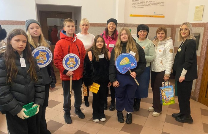 W dniu obchodów Światowego Dnia Tabliczki Mnożenia nasza szkoła włączyła się w akcję promującą znajomość działań matematycznych zarówno wśród uczniów, jak i w szerszej społeczności lokalnej.
Podczas przerw odbywały się krótkie egzaminy, podczas których wyznaczeni egzaminatorzy sprawdzali znajomość tabliczki mnożenia wśród uczniów oraz nauczycieli. Atmosfera była pełna pozytywnej rywalizacji, a uczestnicy z entuzjazmem podchodzili do matematycznych wyzwań.
Specjalnie powołane Patrole Egzaminacyjne, wyposażone w kolorowe transparenty, wyruszyły poza mury szkoły, aby szerzyć ideę Światowego Dnia Tabliczki Mnożenia wśród mieszkańców miasta. Wolontariusze odwiedzili okoliczne sklepy, parki oraz instytucje państwowe, gdzie przeprowadzali krótkie quizy matematyczne wśród przypadkowych przechodniów.
Akcja spotkała się z dużym zainteresowaniem i pozytywnym odbiorem. Kolorowe transparenty i pogodne podejście egzaminatorów przyciągały uwagę, zachęcając do udziału zarówno dzieci, dorosłych, jak i seniorów. W wielu przypadkach uczestnicy z uśmiechem podejmowali wyzwanie, przypominając sobie podstawowe działania matematyczne.
Dzięki zaangażowaniu całej społeczności szkolnej oraz aktywności poza szkołą, nasza placówka przyczyniła się do popularyzacji nauki matematyki wśród mieszkańców miasta. Obchody Światowego Dnia Tabliczki Mnożenia udowodniły, że matematyka może być zabawą dostępną dla wszystkich, niezależnie od wieku.