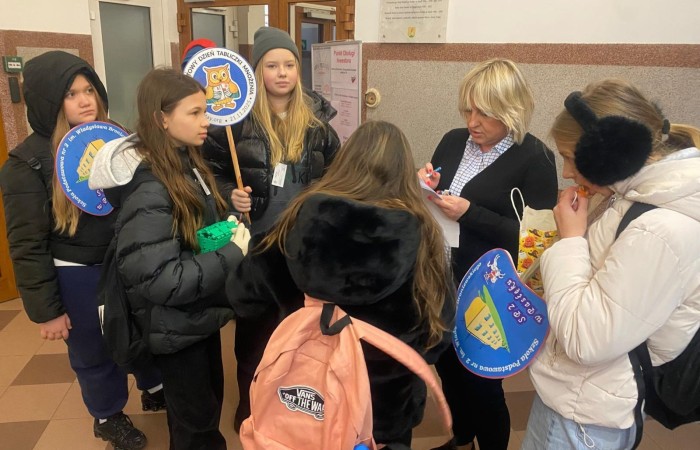 W dniu obchodów Światowego Dnia Tabliczki Mnożenia nasza szkoła włączyła się w akcję promującą znajomość działań matematycznych zarówno wśród uczniów, jak i w szerszej społeczności lokalnej.
Podczas przerw odbywały się krótkie egzaminy, podczas których wyznaczeni egzaminatorzy sprawdzali znajomość tabliczki mnożenia wśród uczniów oraz nauczycieli. Atmosfera była pełna pozytywnej rywalizacji, a uczestnicy z entuzjazmem podchodzili do matematycznych wyzwań.
Specjalnie powołane Patrole Egzaminacyjne, wyposażone w kolorowe transparenty, wyruszyły poza mury szkoły, aby szerzyć ideę Światowego Dnia Tabliczki Mnożenia wśród mieszkańców miasta. Wolontariusze odwiedzili okoliczne sklepy, parki oraz instytucje państwowe, gdzie przeprowadzali krótkie quizy matematyczne wśród przypadkowych przechodniów.
Akcja spotkała się z dużym zainteresowaniem i pozytywnym odbiorem. Kolorowe transparenty i pogodne podejście egzaminatorów przyciągały uwagę, zachęcając do udziału zarówno dzieci, dorosłych, jak i seniorów. W wielu przypadkach uczestnicy z uśmiechem podejmowali wyzwanie, przypominając sobie podstawowe działania matematyczne.
Dzięki zaangażowaniu całej społeczności szkolnej oraz aktywności poza szkołą, nasza placówka przyczyniła się do popularyzacji nauki matematyki wśród mieszkańców miasta. Obchody Światowego Dnia Tabliczki Mnożenia udowodniły, że matematyka może być zabawą dostępną dla wszystkich, niezależnie od wieku.