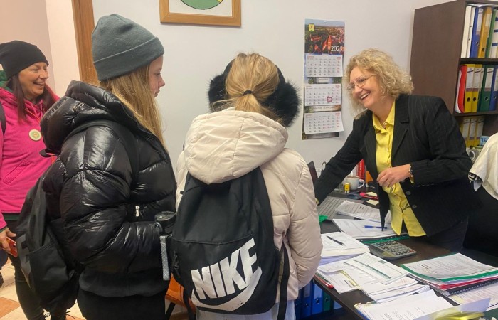 W dniu obchodów Światowego Dnia Tabliczki Mnożenia nasza szkoła włączyła się w akcję promującą znajomość działań matematycznych zarówno wśród uczniów, jak i w szerszej społeczności lokalnej.
Podczas przerw odbywały się krótkie egzaminy, podczas których wyznaczeni egzaminatorzy sprawdzali znajomość tabliczki mnożenia wśród uczniów oraz nauczycieli. Atmosfera była pełna pozytywnej rywalizacji, a uczestnicy z entuzjazmem podchodzili do matematycznych wyzwań.
Specjalnie powołane Patrole Egzaminacyjne, wyposażone w kolorowe transparenty, wyruszyły poza mury szkoły, aby szerzyć ideę Światowego Dnia Tabliczki Mnożenia wśród mieszkańców miasta. Wolontariusze odwiedzili okoliczne sklepy, parki oraz instytucje państwowe, gdzie przeprowadzali krótkie quizy matematyczne wśród przypadkowych przechodniów.
Akcja spotkała się z dużym zainteresowaniem i pozytywnym odbiorem. Kolorowe transparenty i pogodne podejście egzaminatorów przyciągały uwagę, zachęcając do udziału zarówno dzieci, dorosłych, jak i seniorów. W wielu przypadkach uczestnicy z uśmiechem podejmowali wyzwanie, przypominając sobie podstawowe działania matematyczne.
Dzięki zaangażowaniu całej społeczności szkolnej oraz aktywności poza szkołą, nasza placówka przyczyniła się do popularyzacji nauki matematyki wśród mieszkańców miasta. Obchody Światowego Dnia Tabliczki Mnożenia udowodniły, że matematyka może być zabawą dostępną dla wszystkich, niezależnie od wieku.