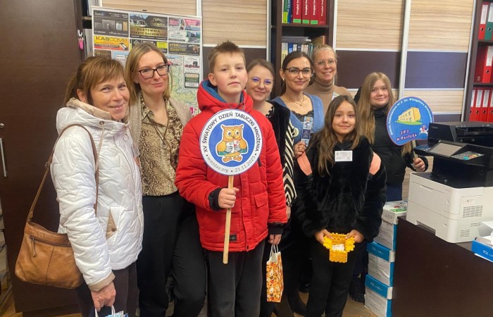 W dniu obchodów Światowego Dnia Tabliczki Mnożenia nasza szkoła włączyła się w akcję promującą znajomość działań matematycznych zarówno wśród uczniów, jak i w szerszej społeczności lokalnej.
Podczas przerw odbywały się krótkie egzaminy, podczas których wyznaczeni egzaminatorzy sprawdzali znajomość tabliczki mnożenia wśród uczniów oraz nauczycieli. Atmosfera była pełna pozytywnej rywalizacji, a uczestnicy z entuzjazmem podchodzili do matematycznych wyzwań.
Specjalnie powołane Patrole Egzaminacyjne, wyposażone w kolorowe transparenty, wyruszyły poza mury szkoły, aby szerzyć ideę Światowego Dnia Tabliczki Mnożenia wśród mieszkańców miasta. Wolontariusze odwiedzili okoliczne sklepy, parki oraz instytucje państwowe, gdzie przeprowadzali krótkie quizy matematyczne wśród przypadkowych przechodniów.
Akcja spotkała się z dużym zainteresowaniem i pozytywnym odbiorem. Kolorowe transparenty i pogodne podejście egzaminatorów przyciągały uwagę, zachęcając do udziału zarówno dzieci, dorosłych, jak i seniorów. W wielu przypadkach uczestnicy z uśmiechem podejmowali wyzwanie, przypominając sobie podstawowe działania matematyczne.
Dzięki zaangażowaniu całej społeczności szkolnej oraz aktywności poza szkołą, nasza placówka przyczyniła się do popularyzacji nauki matematyki wśród mieszkańców miasta. Obchody Światowego Dnia Tabliczki Mnożenia udowodniły, że matematyka może być zabawą dostępną dla wszystkich, niezależnie od wieku.