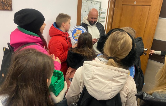 W dniu obchodów Światowego Dnia Tabliczki Mnożenia nasza szkoła włączyła się w akcję promującą znajomość działań matematycznych zarówno wśród uczniów, jak i w szerszej społeczności lokalnej.
Podczas przerw odbywały się krótkie egzaminy, podczas których wyznaczeni egzaminatorzy sprawdzali znajomość tabliczki mnożenia wśród uczniów oraz nauczycieli. Atmosfera była pełna pozytywnej rywalizacji, a uczestnicy z entuzjazmem podchodzili do matematycznych wyzwań.
Specjalnie powołane Patrole Egzaminacyjne, wyposażone w kolorowe transparenty, wyruszyły poza mury szkoły, aby szerzyć ideę Światowego Dnia Tabliczki Mnożenia wśród mieszkańców miasta. Wolontariusze odwiedzili okoliczne sklepy, parki oraz instytucje państwowe, gdzie przeprowadzali krótkie quizy matematyczne wśród przypadkowych przechodniów.
Akcja spotkała się z dużym zainteresowaniem i pozytywnym odbiorem. Kolorowe transparenty i pogodne podejście egzaminatorów przyciągały uwagę, zachęcając do udziału zarówno dzieci, dorosłych, jak i seniorów. W wielu przypadkach uczestnicy z uśmiechem podejmowali wyzwanie, przypominając sobie podstawowe działania matematyczne.
Dzięki zaangażowaniu całej społeczności szkolnej oraz aktywności poza szkołą, nasza placówka przyczyniła się do popularyzacji nauki matematyki wśród mieszkańców miasta. Obchody Światowego Dnia Tabliczki Mnożenia udowodniły, że matematyka może być zabawą dostępną dla wszystkich, niezależnie od wieku.