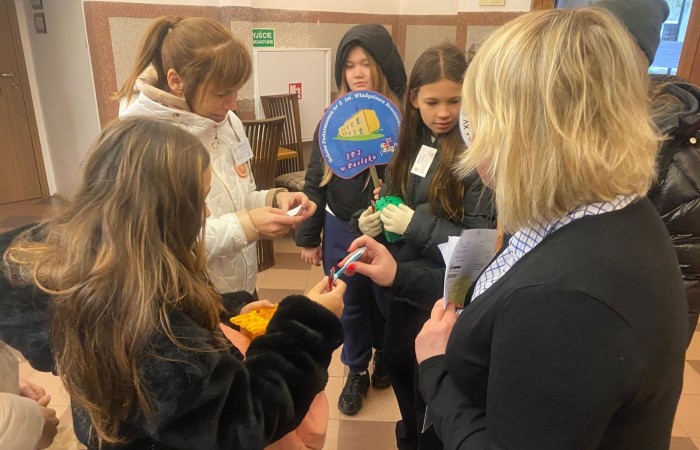 W dniu obchodów Światowego Dnia Tabliczki Mnożenia nasza szkoła włączyła się w akcję promującą znajomość działań matematycznych zarówno wśród uczniów, jak i w szerszej społeczności lokalnej.
Podczas przerw odbywały się krótkie egzaminy, podczas których wyznaczeni egzaminatorzy sprawdzali znajomość tabliczki mnożenia wśród uczniów oraz nauczycieli. Atmosfera była pełna pozytywnej rywalizacji, a uczestnicy z entuzjazmem podchodzili do matematycznych wyzwań.
Specjalnie powołane Patrole Egzaminacyjne, wyposażone w kolorowe transparenty, wyruszyły poza mury szkoły, aby szerzyć ideę Światowego Dnia Tabliczki Mnożenia wśród mieszkańców miasta. Wolontariusze odwiedzili okoliczne sklepy, parki oraz instytucje państwowe, gdzie przeprowadzali krótkie quizy matematyczne wśród przypadkowych przechodniów.
Akcja spotkała się z dużym zainteresowaniem i pozytywnym odbiorem. Kolorowe transparenty i pogodne podejście egzaminatorów przyciągały uwagę, zachęcając do udziału zarówno dzieci, dorosłych, jak i seniorów. W wielu przypadkach uczestnicy z uśmiechem podejmowali wyzwanie, przypominając sobie podstawowe działania matematyczne.
Dzięki zaangażowaniu całej społeczności szkolnej oraz aktywności poza szkołą, nasza placówka przyczyniła się do popularyzacji nauki matematyki wśród mieszkańców miasta. Obchody Światowego Dnia Tabliczki Mnożenia udowodniły, że matematyka może być zabawą dostępną dla wszystkich, niezależnie od wieku.