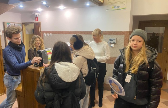 W dniu obchodów Światowego Dnia Tabliczki Mnożenia nasza szkoła włączyła się w akcję promującą znajomość działań matematycznych zarówno wśród uczniów, jak i w szerszej społeczności lokalnej.
Podczas przerw odbywały się krótkie egzaminy, podczas których wyznaczeni egzaminatorzy sprawdzali znajomość tabliczki mnożenia wśród uczniów oraz nauczycieli. Atmosfera była pełna pozytywnej rywalizacji, a uczestnicy z entuzjazmem podchodzili do matematycznych wyzwań.
Specjalnie powołane Patrole Egzaminacyjne, wyposażone w kolorowe transparenty, wyruszyły poza mury szkoły, aby szerzyć ideę Światowego Dnia Tabliczki Mnożenia wśród mieszkańców miasta. Wolontariusze odwiedzili okoliczne sklepy, parki oraz instytucje państwowe, gdzie przeprowadzali krótkie quizy matematyczne wśród przypadkowych przechodniów.
Akcja spotkała się z dużym zainteresowaniem i pozytywnym odbiorem. Kolorowe transparenty i pogodne podejście egzaminatorów przyciągały uwagę, zachęcając do udziału zarówno dzieci, dorosłych, jak i seniorów. W wielu przypadkach uczestnicy z uśmiechem podejmowali wyzwanie, przypominając sobie podstawowe działania matematyczne.
Dzięki zaangażowaniu całej społeczności szkolnej oraz aktywności poza szkołą, nasza placówka przyczyniła się do popularyzacji nauki matematyki wśród mieszkańców miasta. Obchody Światowego Dnia Tabliczki Mnożenia udowodniły, że matematyka może być zabawą dostępną dla wszystkich, niezależnie od wieku.