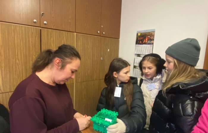 W dniu obchodów Światowego Dnia Tabliczki Mnożenia nasza szkoła włączyła się w akcję promującą znajomość działań matematycznych zarówno wśród uczniów, jak i w szerszej społeczności lokalnej.
Podczas przerw odbywały się krótkie egzaminy, podczas których wyznaczeni egzaminatorzy sprawdzali znajomość tabliczki mnożenia wśród uczniów oraz nauczycieli. Atmosfera była pełna pozytywnej rywalizacji, a uczestnicy z entuzjazmem podchodzili do matematycznych wyzwań.
Specjalnie powołane Patrole Egzaminacyjne, wyposażone w kolorowe transparenty, wyruszyły poza mury szkoły, aby szerzyć ideę Światowego Dnia Tabliczki Mnożenia wśród mieszkańców miasta. Wolontariusze odwiedzili okoliczne sklepy, parki oraz instytucje państwowe, gdzie przeprowadzali krótkie quizy matematyczne wśród przypadkowych przechodniów.
Akcja spotkała się z dużym zainteresowaniem i pozytywnym odbiorem. Kolorowe transparenty i pogodne podejście egzaminatorów przyciągały uwagę, zachęcając do udziału zarówno dzieci, dorosłych, jak i seniorów. W wielu przypadkach uczestnicy z uśmiechem podejmowali wyzwanie, przypominając sobie podstawowe działania matematyczne.
Dzięki zaangażowaniu całej społeczności szkolnej oraz aktywności poza szkołą, nasza placówka przyczyniła się do popularyzacji nauki matematyki wśród mieszkańców miasta. Obchody Światowego Dnia Tabliczki Mnożenia udowodniły, że matematyka może być zabawą dostępną dla wszystkich, niezależnie od wieku.