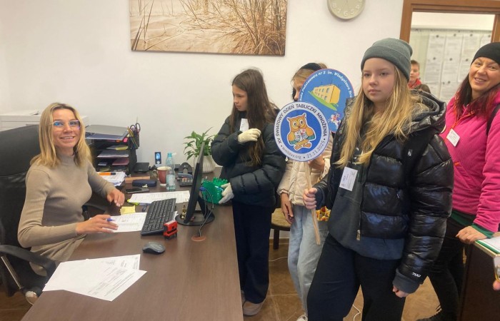 W dniu obchodów Światowego Dnia Tabliczki Mnożenia nasza szkoła włączyła się w akcję promującą znajomość działań matematycznych zarówno wśród uczniów, jak i w szerszej społeczności lokalnej.
Podczas przerw odbywały się krótkie egzaminy, podczas których wyznaczeni egzaminatorzy sprawdzali znajomość tabliczki mnożenia wśród uczniów oraz nauczycieli. Atmosfera była pełna pozytywnej rywalizacji, a uczestnicy z entuzjazmem podchodzili do matematycznych wyzwań.
Specjalnie powołane Patrole Egzaminacyjne, wyposażone w kolorowe transparenty, wyruszyły poza mury szkoły, aby szerzyć ideę Światowego Dnia Tabliczki Mnożenia wśród mieszkańców miasta. Wolontariusze odwiedzili okoliczne sklepy, parki oraz instytucje państwowe, gdzie przeprowadzali krótkie quizy matematyczne wśród przypadkowych przechodniów.
Akcja spotkała się z dużym zainteresowaniem i pozytywnym odbiorem. Kolorowe transparenty i pogodne podejście egzaminatorów przyciągały uwagę, zachęcając do udziału zarówno dzieci, dorosłych, jak i seniorów. W wielu przypadkach uczestnicy z uśmiechem podejmowali wyzwanie, przypominając sobie podstawowe działania matematyczne.
Dzięki zaangażowaniu całej społeczności szkolnej oraz aktywności poza szkołą, nasza placówka przyczyniła się do popularyzacji nauki matematyki wśród mieszkańców miasta. Obchody Światowego Dnia Tabliczki Mnożenia udowodniły, że matematyka może być zabawą dostępną dla wszystkich, niezależnie od wieku.