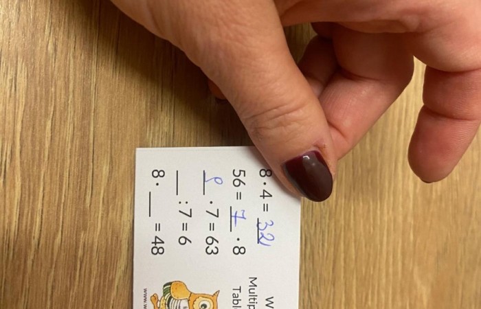 W dniu obchodów Światowego Dnia Tabliczki Mnożenia nasza szkoła włączyła się w akcję promującą znajomość działań matematycznych zarówno wśród uczniów, jak i w szerszej społeczności lokalnej.
Podczas przerw odbywały się krótkie egzaminy, podczas których wyznaczeni egzaminatorzy sprawdzali znajomość tabliczki mnożenia wśród uczniów oraz nauczycieli. Atmosfera była pełna pozytywnej rywalizacji, a uczestnicy z entuzjazmem podchodzili do matematycznych wyzwań.
Specjalnie powołane Patrole Egzaminacyjne, wyposażone w kolorowe transparenty, wyruszyły poza mury szkoły, aby szerzyć ideę Światowego Dnia Tabliczki Mnożenia wśród mieszkańców miasta. Wolontariusze odwiedzili okoliczne sklepy, parki oraz instytucje państwowe, gdzie przeprowadzali krótkie quizy matematyczne wśród przypadkowych przechodniów.
Akcja spotkała się z dużym zainteresowaniem i pozytywnym odbiorem. Kolorowe transparenty i pogodne podejście egzaminatorów przyciągały uwagę, zachęcając do udziału zarówno dzieci, dorosłych, jak i seniorów. W wielu przypadkach uczestnicy z uśmiechem podejmowali wyzwanie, przypominając sobie podstawowe działania matematyczne.
Dzięki zaangażowaniu całej społeczności szkolnej oraz aktywności poza szkołą, nasza placówka przyczyniła się do popularyzacji nauki matematyki wśród mieszkańców miasta. Obchody Światowego Dnia Tabliczki Mnożenia udowodniły, że matematyka może być zabawą dostępną dla wszystkich, niezależnie od wieku.