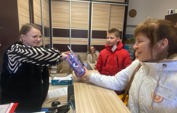 W dniu obchodów Światowego Dnia Tabliczki Mnożenia nasza szkoła włączyła się w akcję promującą znajomość działań matematycznych zarówno wśród uczniów, jak i w szerszej społeczności lokalnej.
Podczas przerw odbywały się krótkie egzaminy, podczas których wyznaczeni egzaminatorzy sprawdzali znajomość tabliczki mnożenia wśród uczniów oraz nauczycieli. Atmosfera była pełna pozytywnej rywalizacji, a uczestnicy z entuzjazmem podchodzili do matematycznych wyzwań.
Specjalnie powołane Patrole Egzaminacyjne, wyposażone w kolorowe transparenty, wyruszyły poza mury szkoły, aby szerzyć ideę Światowego Dnia Tabliczki Mnożenia wśród mieszkańców miasta. Wolontariusze odwiedzili okoliczne sklepy, parki oraz instytucje państwowe, gdzie przeprowadzali krótkie quizy matematyczne wśród przypadkowych przechodniów.
Akcja spotkała się z dużym zainteresowaniem i pozytywnym odbiorem. Kolorowe transparenty i pogodne podejście egzaminatorów przyciągały uwagę, zachęcając do udziału zarówno dzieci, dorosłych, jak i seniorów. W wielu przypadkach uczestnicy z uśmiechem podejmowali wyzwanie, przypominając sobie podstawowe działania matematyczne.
Dzięki zaangażowaniu całej społeczności szkolnej oraz aktywności poza szkołą, nasza placówka przyczyniła się do popularyzacji nauki matematyki wśród mieszkańców miasta. Obchody Światowego Dnia Tabliczki Mnożenia udowodniły, że matematyka może być zabawą dostępną dla wszystkich, niezależnie od wieku.