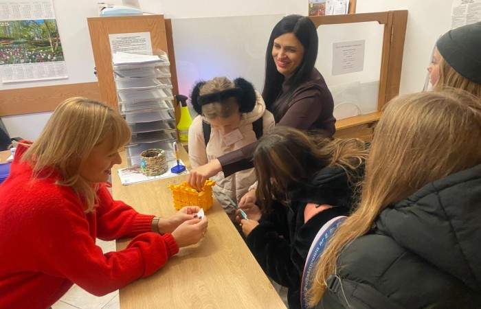 W dniu obchodów Światowego Dnia Tabliczki Mnożenia nasza szkoła włączyła się w akcję promującą znajomość działań matematycznych zarówno wśród uczniów, jak i w szerszej społeczności lokalnej.
Podczas przerw odbywały się krótkie egzaminy, podczas których wyznaczeni egzaminatorzy sprawdzali znajomość tabliczki mnożenia wśród uczniów oraz nauczycieli. Atmosfera była pełna pozytywnej rywalizacji, a uczestnicy z entuzjazmem podchodzili do matematycznych wyzwań.
Specjalnie powołane Patrole Egzaminacyjne, wyposażone w kolorowe transparenty, wyruszyły poza mury szkoły, aby szerzyć ideę Światowego Dnia Tabliczki Mnożenia wśród mieszkańców miasta. Wolontariusze odwiedzili okoliczne sklepy, parki oraz instytucje państwowe, gdzie przeprowadzali krótkie quizy matematyczne wśród przypadkowych przechodniów.
Akcja spotkała się z dużym zainteresowaniem i pozytywnym odbiorem. Kolorowe transparenty i pogodne podejście egzaminatorów przyciągały uwagę, zachęcając do udziału zarówno dzieci, dorosłych, jak i seniorów. W wielu przypadkach uczestnicy z uśmiechem podejmowali wyzwanie, przypominając sobie podstawowe działania matematyczne.
Dzięki zaangażowaniu całej społeczności szkolnej oraz aktywności poza szkołą, nasza placówka przyczyniła się do popularyzacji nauki matematyki wśród mieszkańców miasta. Obchody Światowego Dnia Tabliczki Mnożenia udowodniły, że matematyka może być zabawą dostępną dla wszystkich, niezależnie od wieku.