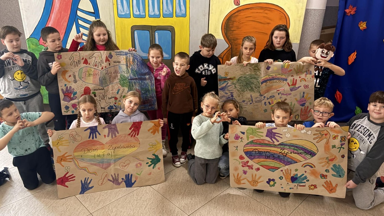 21 listopada uczniowie klas I-III obchodzili Dzień Życzliwości – wyjątkowe święto, które przypomina nam, jak wielką moc mają dobre słowa, uśmiech i drobne gesty. Tego dnia rozmawialiśmy o tym, czym jest życzliwość i jak możemy okazywać ją sobie nawzajem. Uczniowie brali udział w zabawach i aktywnościach promujących dobre relacje, empatię i wzajemny szacunek. Powstało także „drzewko życzliwości”, które już zdobi nasz korytarz i przypomina, że warto być dla siebie dobrym.

Pamiętajmy — życzliwość nic nie kosztuje, a potrafi zdziałać cuda! 