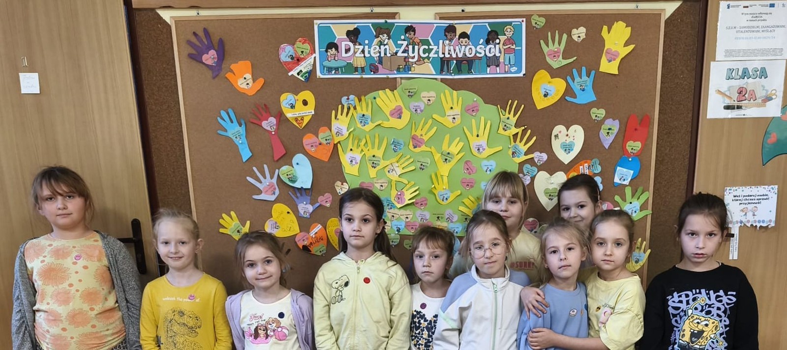 21 listopada uczniowie klas I-III obchodzili Dzień Życzliwości – wyjątkowe święto, które przypomina nam, jak wielką moc mają dobre słowa, uśmiech i drobne gesty. Tego dnia rozmawialiśmy o tym, czym jest życzliwość i jak możemy okazywać ją sobie nawzajem. Uczniowie brali udział w zabawach i aktywnościach promujących dobre relacje, empatię i wzajemny szacunek. Powstało także „drzewko życzliwości”, które już zdobi nasz korytarz i przypomina, że warto być dla siebie dobrym.

Pamiętajmy — życzliwość nic nie kosztuje, a potrafi zdziałać cuda! 