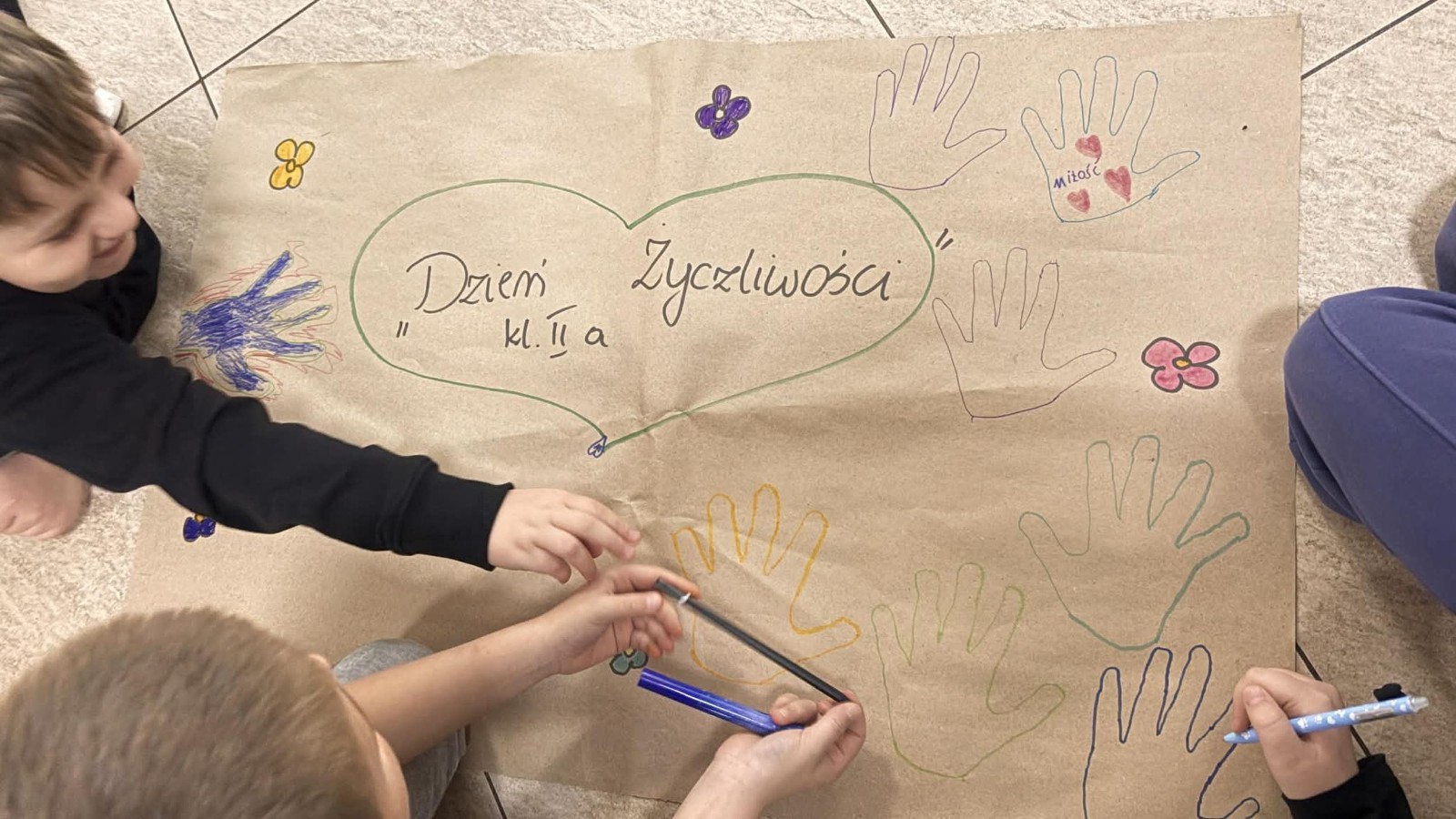 21 listopada uczniowie klas I-III obchodzili Dzień Życzliwości – wyjątkowe święto, które przypomina nam, jak wielką moc mają dobre słowa, uśmiech i drobne gesty. Tego dnia rozmawialiśmy o tym, czym jest życzliwość i jak możemy okazywać ją sobie nawzajem. Uczniowie brali udział w zabawach i aktywnościach promujących dobre relacje, empatię i wzajemny szacunek. Powstało także „drzewko życzliwości”, które już zdobi nasz korytarz i przypomina, że warto być dla siebie dobrym.

Pamiętajmy — życzliwość nic nie kosztuje, a potrafi zdziałać cuda! 