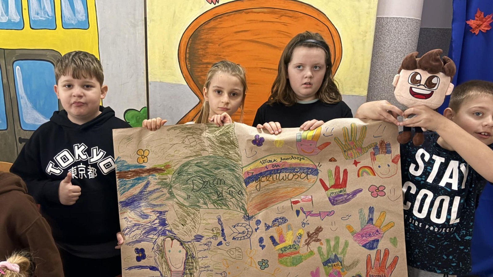 21 listopada uczniowie klas I-III obchodzili Dzień Życzliwości – wyjątkowe święto, które przypomina nam, jak wielką moc mają dobre słowa, uśmiech i drobne gesty. Tego dnia rozmawialiśmy o tym, czym jest życzliwość i jak możemy okazywać ją sobie nawzajem. Uczniowie brali udział w zabawach i aktywnościach promujących dobre relacje, empatię i wzajemny szacunek. Powstało także „drzewko życzliwości”, które już zdobi nasz korytarz i przypomina, że warto być dla siebie dobrym.

Pamiętajmy — życzliwość nic nie kosztuje, a potrafi zdziałać cuda! 