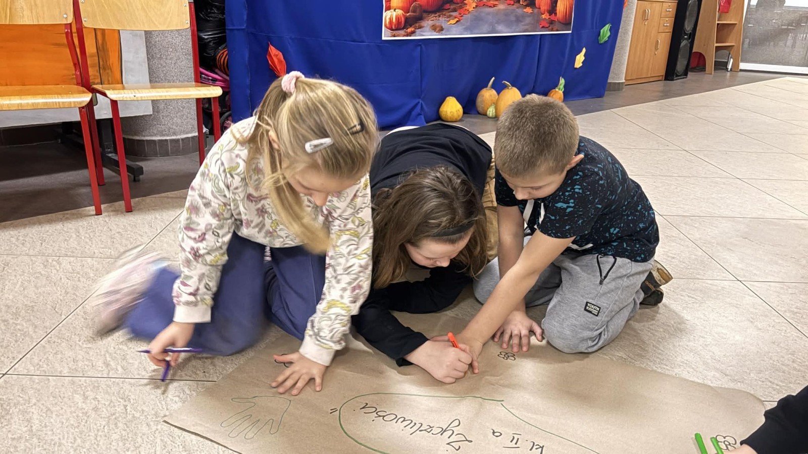 21 listopada uczniowie klas I-III obchodzili Dzień Życzliwości – wyjątkowe święto, które przypomina nam, jak wielką moc mają dobre słowa, uśmiech i drobne gesty. Tego dnia rozmawialiśmy o tym, czym jest życzliwość i jak możemy okazywać ją sobie nawzajem. Uczniowie brali udział w zabawach i aktywnościach promujących dobre relacje, empatię i wzajemny szacunek. Powstało także „drzewko życzliwości”, które już zdobi nasz korytarz i przypomina, że warto być dla siebie dobrym.

Pamiętajmy — życzliwość nic nie kosztuje, a potrafi zdziałać cuda! 