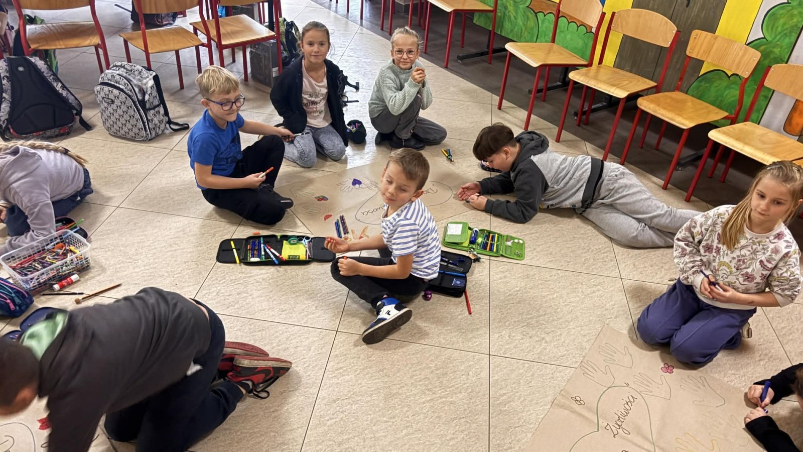 21 listopada uczniowie klas I-III obchodzili Dzień Życzliwości – wyjątkowe święto, które przypomina nam, jak wielką moc mają dobre słowa, uśmiech i drobne gesty. Tego dnia rozmawialiśmy o tym, czym jest życzliwość i jak możemy okazywać ją sobie nawzajem. Uczniowie brali udział w zabawach i aktywnościach promujących dobre relacje, empatię i wzajemny szacunek. Powstało także „drzewko życzliwości”, które już zdobi nasz korytarz i przypomina, że warto być dla siebie dobrym.

Pamiętajmy — życzliwość nic nie kosztuje, a potrafi zdziałać cuda! 