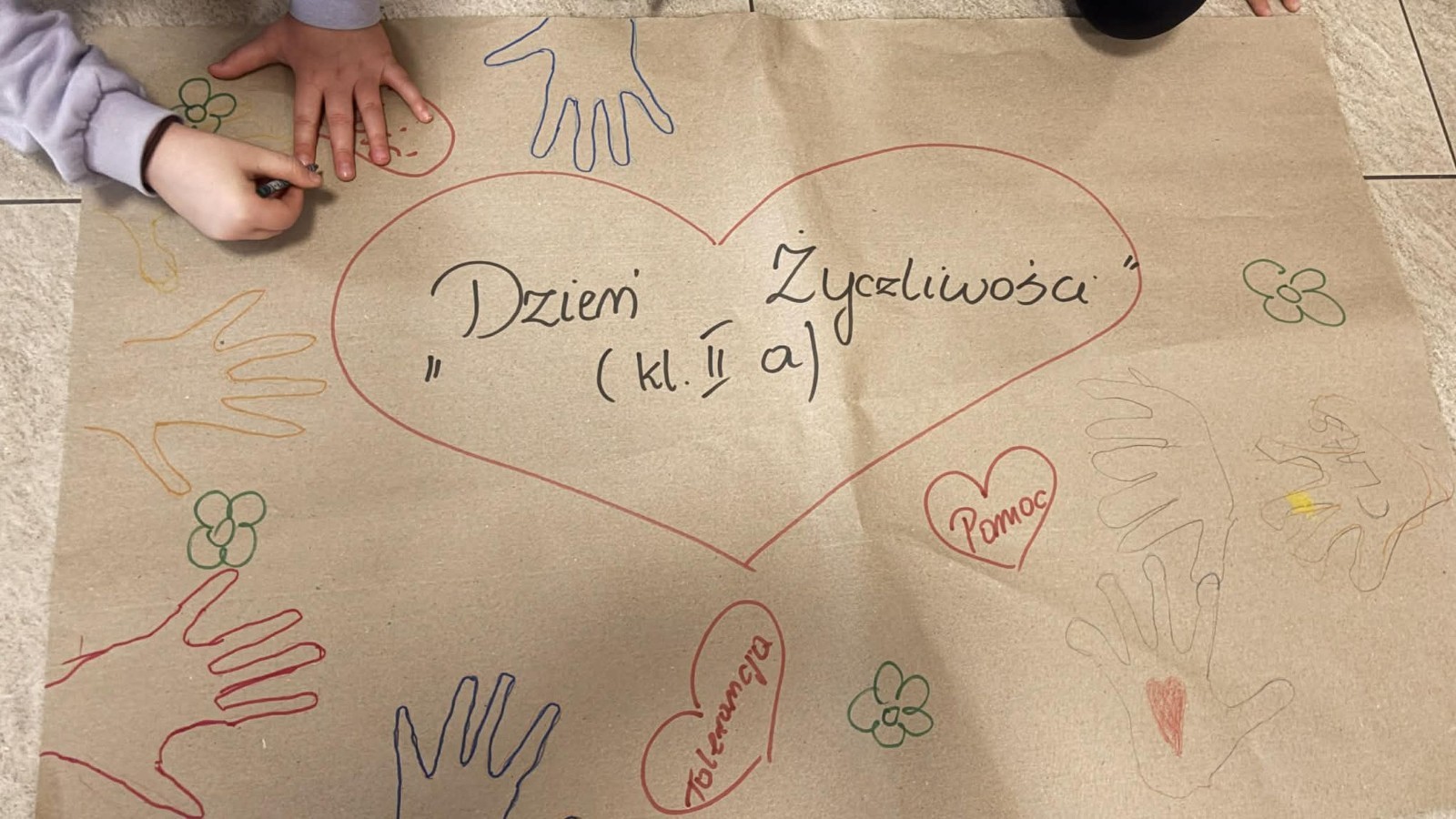 21 listopada uczniowie klas I-III obchodzili Dzień Życzliwości – wyjątkowe święto, które przypomina nam, jak wielką moc mają dobre słowa, uśmiech i drobne gesty. Tego dnia rozmawialiśmy o tym, czym jest życzliwość i jak możemy okazywać ją sobie nawzajem. Uczniowie brali udział w zabawach i aktywnościach promujących dobre relacje, empatię i wzajemny szacunek. Powstało także „drzewko życzliwości”, które już zdobi nasz korytarz i przypomina, że warto być dla siebie dobrym.

Pamiętajmy — życzliwość nic nie kosztuje, a potrafi zdziałać cuda! 