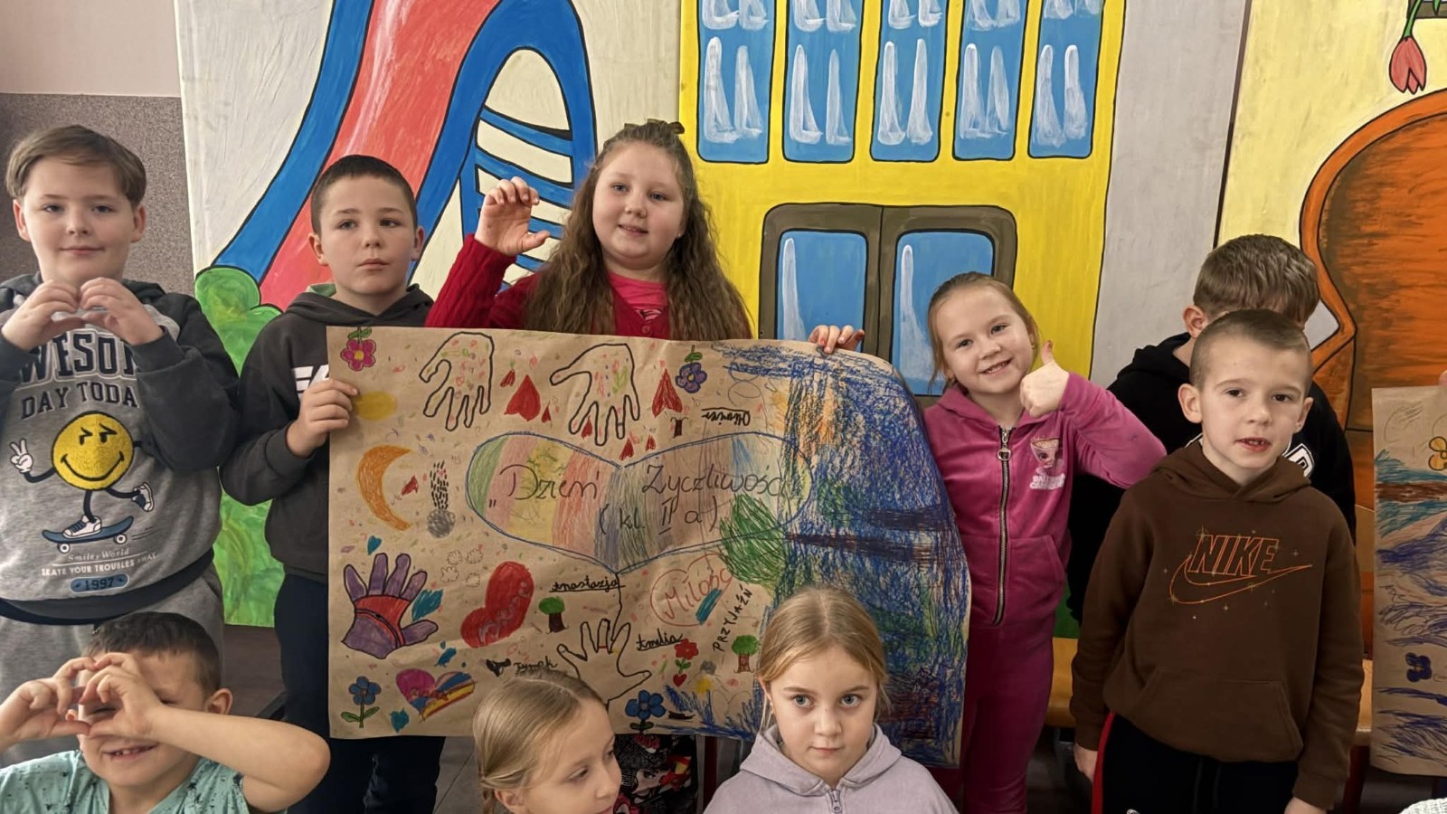 21 listopada uczniowie klas I-III obchodzili Dzień Życzliwości – wyjątkowe święto, które przypomina nam, jak wielką moc mają dobre słowa, uśmiech i drobne gesty. Tego dnia rozmawialiśmy o tym, czym jest życzliwość i jak możemy okazywać ją sobie nawzajem. Uczniowie brali udział w zabawach i aktywnościach promujących dobre relacje, empatię i wzajemny szacunek. Powstało także „drzewko życzliwości”, które już zdobi nasz korytarz i przypomina, że warto być dla siebie dobrym.

Pamiętajmy — życzliwość nic nie kosztuje, a potrafi zdziałać cuda! 
