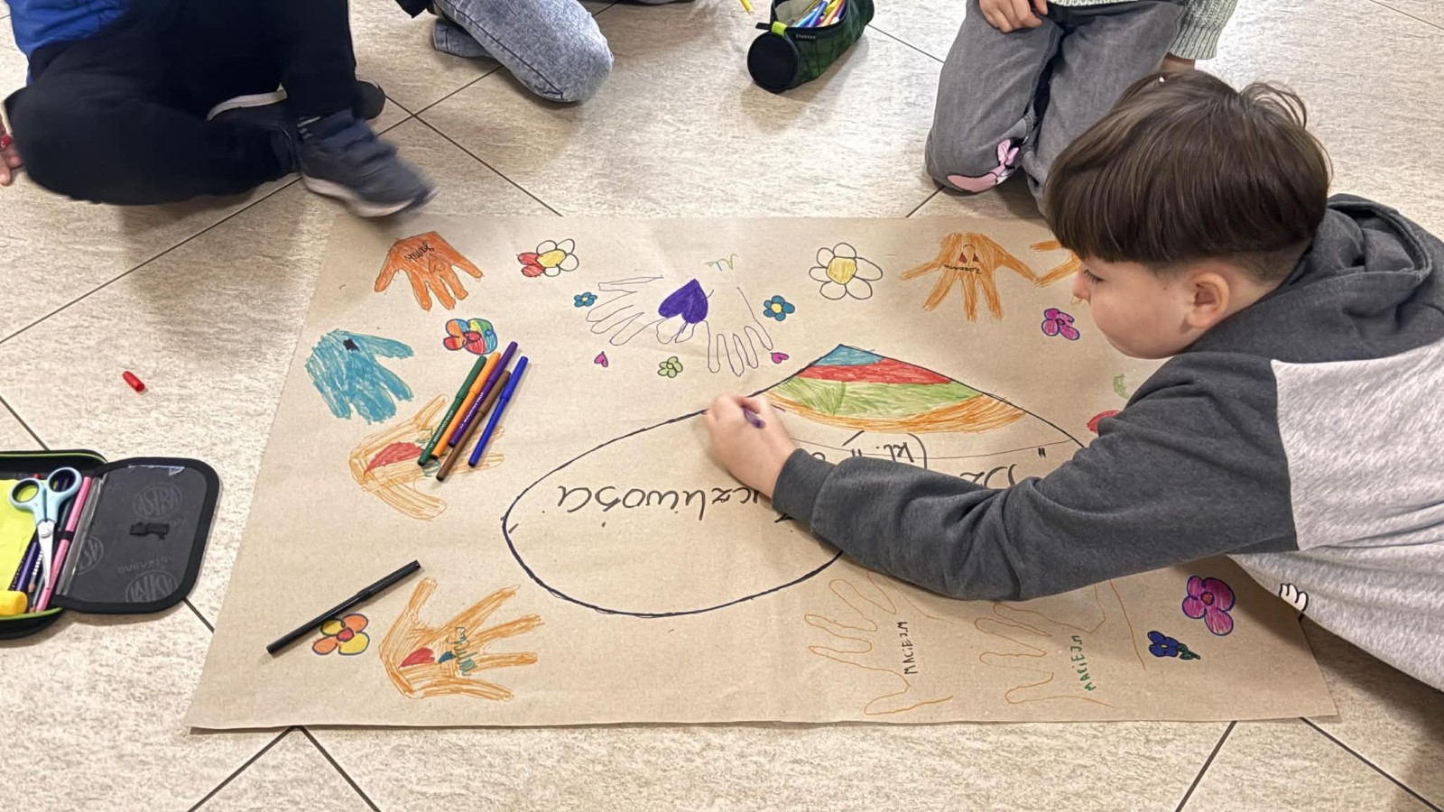 21 listopada uczniowie klas I-III obchodzili Dzień Życzliwości – wyjątkowe święto, które przypomina nam, jak wielką moc mają dobre słowa, uśmiech i drobne gesty. Tego dnia rozmawialiśmy o tym, czym jest życzliwość i jak możemy okazywać ją sobie nawzajem. Uczniowie brali udział w zabawach i aktywnościach promujących dobre relacje, empatię i wzajemny szacunek. Powstało także „drzewko życzliwości”, które już zdobi nasz korytarz i przypomina, że warto być dla siebie dobrym.

Pamiętajmy — życzliwość nic nie kosztuje, a potrafi zdziałać cuda! 