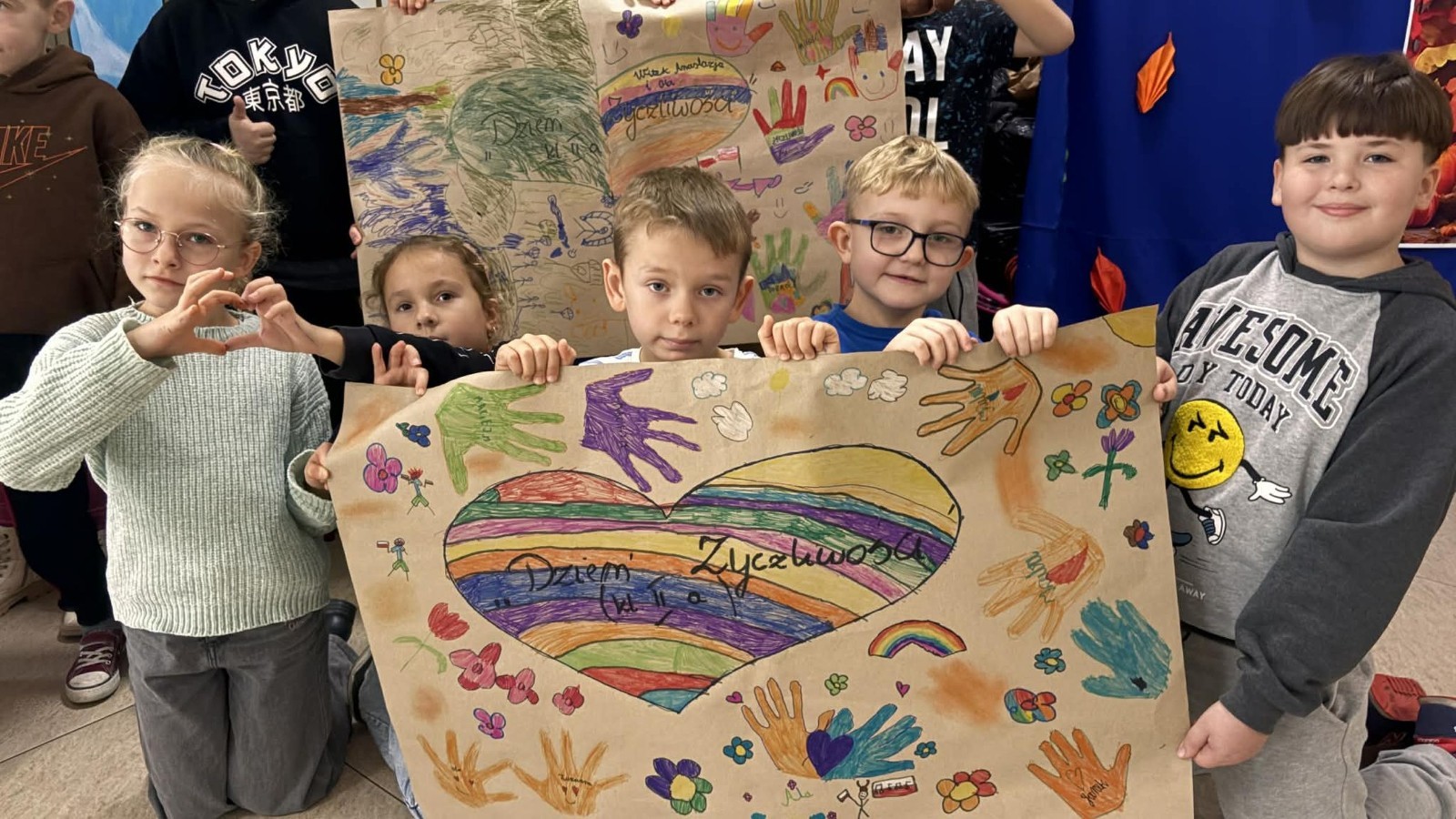 21 listopada uczniowie klas I-III obchodzili Dzień Życzliwości – wyjątkowe święto, które przypomina nam, jak wielką moc mają dobre słowa, uśmiech i drobne gesty. Tego dnia rozmawialiśmy o tym, czym jest życzliwość i jak możemy okazywać ją sobie nawzajem. Uczniowie brali udział w zabawach i aktywnościach promujących dobre relacje, empatię i wzajemny szacunek. Powstało także „drzewko życzliwości”, które już zdobi nasz korytarz i przypomina, że warto być dla siebie dobrym.

Pamiętajmy — życzliwość nic nie kosztuje, a potrafi zdziałać cuda! 