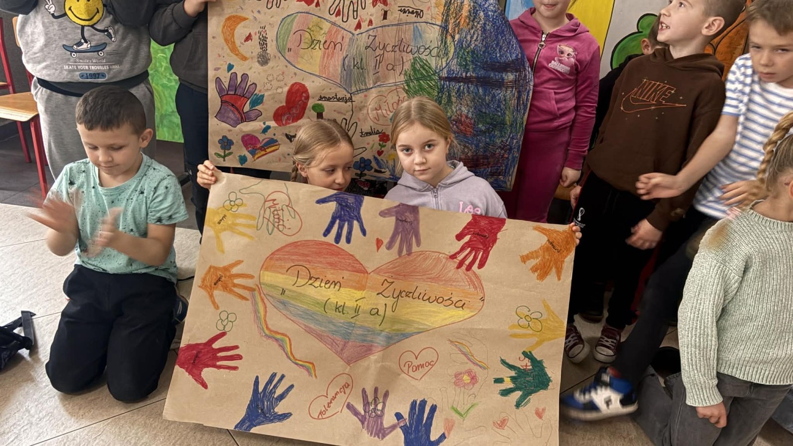 21 listopada uczniowie klas I-III obchodzili Dzień Życzliwości – wyjątkowe święto, które przypomina nam, jak wielką moc mają dobre słowa, uśmiech i drobne gesty. Tego dnia rozmawialiśmy o tym, czym jest życzliwość i jak możemy okazywać ją sobie nawzajem. Uczniowie brali udział w zabawach i aktywnościach promujących dobre relacje, empatię i wzajemny szacunek. Powstało także „drzewko życzliwości”, które już zdobi nasz korytarz i przypomina, że warto być dla siebie dobrym.

Pamiętajmy — życzliwość nic nie kosztuje, a potrafi zdziałać cuda! 