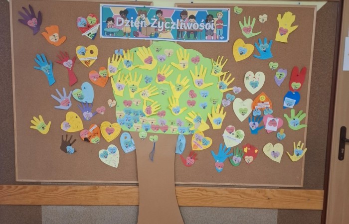 21 listopada uczniowie klas I-III obchodzili Dzień Życzliwości – wyjątkowe święto, które przypomina nam, jak wielką moc mają dobre słowa, uśmiech i drobne gesty. Tego dnia rozmawialiśmy o tym, czym jest życzliwość i jak możemy okazywać ją sobie nawzajem. Uczniowie brali udział w zabawach i aktywnościach promujących dobre relacje, empatię i wzajemny szacunek. Powstało także „drzewko życzliwości”, które już zdobi nasz korytarz i przypomina, że warto być dla siebie dobrym.

Pamiętajmy — życzliwość nic nie kosztuje, a potrafi zdziałać cuda! 
