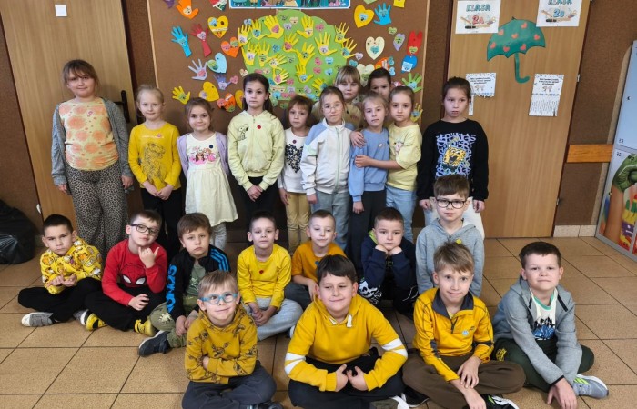21 listopada uczniowie klas I-III obchodzili Dzień Życzliwości – wyjątkowe święto, które przypomina nam, jak wielką moc mają dobre słowa, uśmiech i drobne gesty. Tego dnia rozmawialiśmy o tym, czym jest życzliwość i jak możemy okazywać ją sobie nawzajem. Uczniowie brali udział w zabawach i aktywnościach promujących dobre relacje, empatię i wzajemny szacunek. Powstało także „drzewko życzliwości”, które już zdobi nasz korytarz i przypomina, że warto być dla siebie dobrym.

Pamiętajmy — życzliwość nic nie kosztuje, a potrafi zdziałać cuda! 