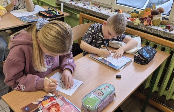 21 listopada uczniowie klas I-III obchodzili Dzień Życzliwości – wyjątkowe święto, które przypomina nam, jak wielką moc mają dobre słowa, uśmiech i drobne gesty. Tego dnia rozmawialiśmy o tym, czym jest życzliwość i jak możemy okazywać ją sobie nawzajem. Uczniowie brali udział w zabawach i aktywnościach promujących dobre relacje, empatię i wzajemny szacunek. Powstało także „drzewko życzliwości”, które już zdobi nasz korytarz i przypomina, że warto być dla siebie dobrym.

Pamiętajmy — życzliwość nic nie kosztuje, a potrafi zdziałać cuda! 