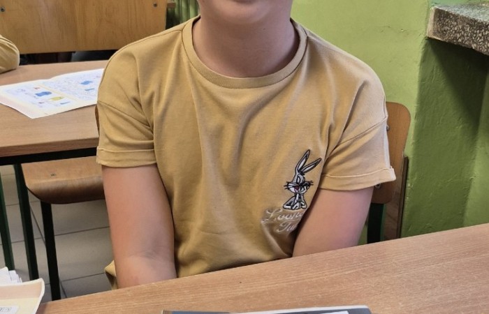 21 listopada uczniowie klas I-III obchodzili Dzień Życzliwości – wyjątkowe święto, które przypomina nam, jak wielką moc mają dobre słowa, uśmiech i drobne gesty. Tego dnia rozmawialiśmy o tym, czym jest życzliwość i jak możemy okazywać ją sobie nawzajem. Uczniowie brali udział w zabawach i aktywnościach promujących dobre relacje, empatię i wzajemny szacunek. Powstało także „drzewko życzliwości”, które już zdobi nasz korytarz i przypomina, że warto być dla siebie dobrym.

Pamiętajmy — życzliwość nic nie kosztuje, a potrafi zdziałać cuda! 