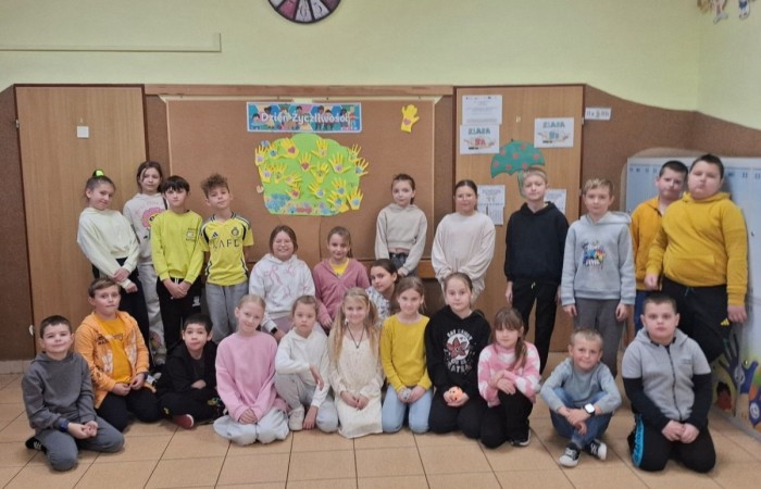 21 listopada uczniowie klas I-III obchodzili Dzień Życzliwości – wyjątkowe święto, które przypomina nam, jak wielką moc mają dobre słowa, uśmiech i drobne gesty. Tego dnia rozmawialiśmy o tym, czym jest życzliwość i jak możemy okazywać ją sobie nawzajem. Uczniowie brali udział w zabawach i aktywnościach promujących dobre relacje, empatię i wzajemny szacunek. Powstało także „drzewko życzliwości”, które już zdobi nasz korytarz i przypomina, że warto być dla siebie dobrym.

Pamiętajmy — życzliwość nic nie kosztuje, a potrafi zdziałać cuda! 