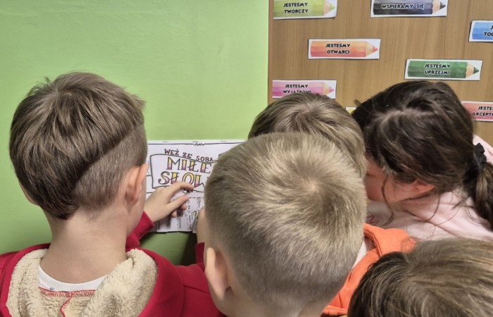 21 listopada uczniowie klas I-III obchodzili Dzień Życzliwości – wyjątkowe święto, które przypomina nam, jak wielką moc mają dobre słowa, uśmiech i drobne gesty. Tego dnia rozmawialiśmy o tym, czym jest życzliwość i jak możemy okazywać ją sobie nawzajem. Uczniowie brali udział w zabawach i aktywnościach promujących dobre relacje, empatię i wzajemny szacunek. Powstało także „drzewko życzliwości”, które już zdobi nasz korytarz i przypomina, że warto być dla siebie dobrym.

Pamiętajmy — życzliwość nic nie kosztuje, a potrafi zdziałać cuda! 