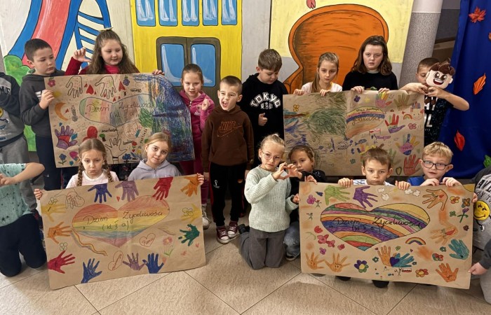 21 listopada uczniowie klas I-III obchodzili Dzień Życzliwości – wyjątkowe święto, które przypomina nam, jak wielką moc mają dobre słowa, uśmiech i drobne gesty. Tego dnia rozmawialiśmy o tym, czym jest życzliwość i jak możemy okazywać ją sobie nawzajem. Uczniowie brali udział w zabawach i aktywnościach promujących dobre relacje, empatię i wzajemny szacunek. Powstało także „drzewko życzliwości”, które już zdobi nasz korytarz i przypomina, że warto być dla siebie dobrym.

Pamiętajmy — życzliwość nic nie kosztuje, a potrafi zdziałać cuda! 