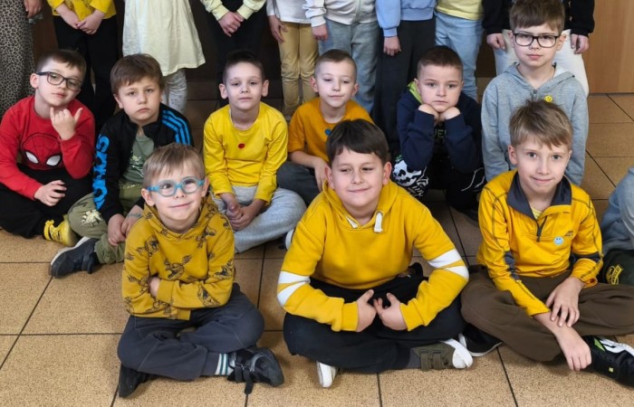 21 listopada uczniowie klas I-III obchodzili Dzień Życzliwości – wyjątkowe święto, które przypomina nam, jak wielką moc mają dobre słowa, uśmiech i drobne gesty. Tego dnia rozmawialiśmy o tym, czym jest życzliwość i jak możemy okazywać ją sobie nawzajem. Uczniowie brali udział w zabawach i aktywnościach promujących dobre relacje, empatię i wzajemny szacunek. Powstało także „drzewko życzliwości”, które już zdobi nasz korytarz i przypomina, że warto być dla siebie dobrym.

Pamiętajmy — życzliwość nic nie kosztuje, a potrafi zdziałać cuda! 