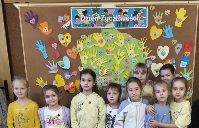 21 listopada uczniowie klas I-III obchodzili Dzień Życzliwości – wyjątkowe święto, które przypomina nam, jak wielką moc mają dobre słowa, uśmiech i drobne gesty. Tego dnia rozmawialiśmy o tym, czym jest życzliwość i jak możemy okazywać ją sobie nawzajem. Uczniowie brali udział w zabawach i aktywnościach promujących dobre relacje, empatię i wzajemny szacunek. Powstało także „drzewko życzliwości”, które już zdobi nasz korytarz i przypomina, że warto być dla siebie dobrym.

Pamiętajmy — życzliwość nic nie kosztuje, a potrafi zdziałać cuda! 