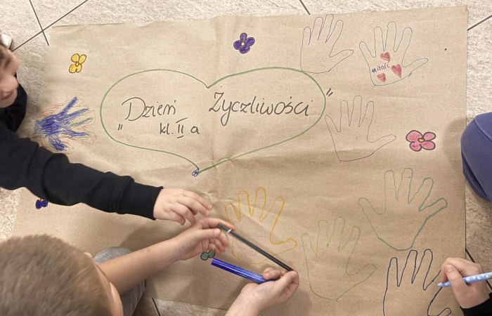 21 listopada uczniowie klas I-III obchodzili Dzień Życzliwości – wyjątkowe święto, które przypomina nam, jak wielką moc mają dobre słowa, uśmiech i drobne gesty. Tego dnia rozmawialiśmy o tym, czym jest życzliwość i jak możemy okazywać ją sobie nawzajem. Uczniowie brali udział w zabawach i aktywnościach promujących dobre relacje, empatię i wzajemny szacunek. Powstało także „drzewko życzliwości”, które już zdobi nasz korytarz i przypomina, że warto być dla siebie dobrym.

Pamiętajmy — życzliwość nic nie kosztuje, a potrafi zdziałać cuda! 