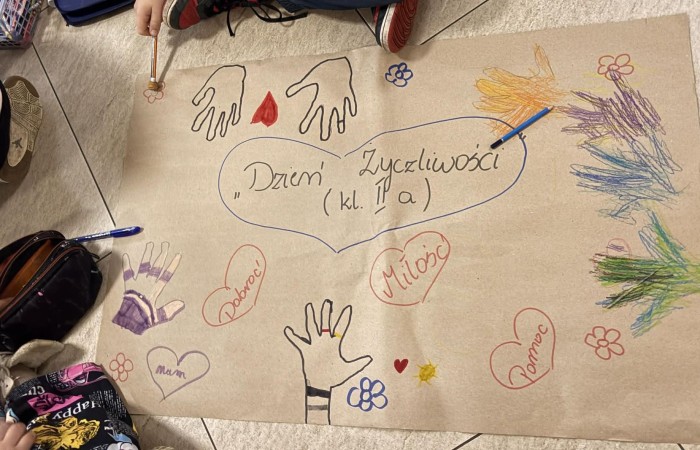 21 listopada uczniowie klas I-III obchodzili Dzień Życzliwości – wyjątkowe święto, które przypomina nam, jak wielką moc mają dobre słowa, uśmiech i drobne gesty. Tego dnia rozmawialiśmy o tym, czym jest życzliwość i jak możemy okazywać ją sobie nawzajem. Uczniowie brali udział w zabawach i aktywnościach promujących dobre relacje, empatię i wzajemny szacunek. Powstało także „drzewko życzliwości”, które już zdobi nasz korytarz i przypomina, że warto być dla siebie dobrym.

Pamiętajmy — życzliwość nic nie kosztuje, a potrafi zdziałać cuda! 