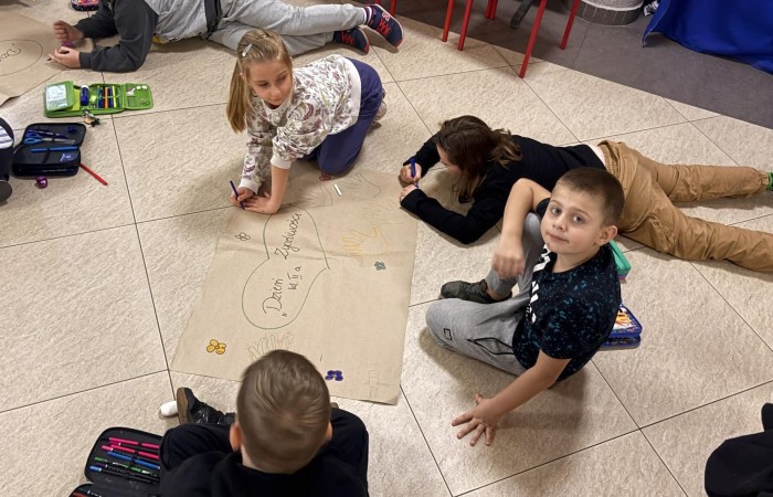 21 listopada uczniowie klas I-III obchodzili Dzień Życzliwości – wyjątkowe święto, które przypomina nam, jak wielką moc mają dobre słowa, uśmiech i drobne gesty. Tego dnia rozmawialiśmy o tym, czym jest życzliwość i jak możemy okazywać ją sobie nawzajem. Uczniowie brali udział w zabawach i aktywnościach promujących dobre relacje, empatię i wzajemny szacunek. Powstało także „drzewko życzliwości”, które już zdobi nasz korytarz i przypomina, że warto być dla siebie dobrym.

Pamiętajmy — życzliwość nic nie kosztuje, a potrafi zdziałać cuda! 