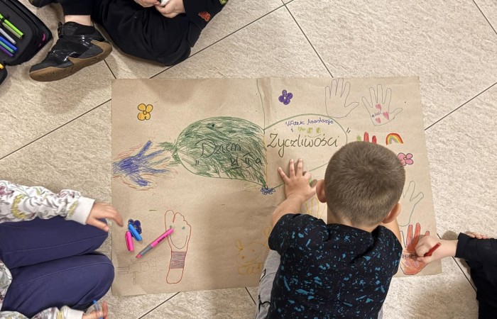 21 listopada uczniowie klas I-III obchodzili Dzień Życzliwości – wyjątkowe święto, które przypomina nam, jak wielką moc mają dobre słowa, uśmiech i drobne gesty. Tego dnia rozmawialiśmy o tym, czym jest życzliwość i jak możemy okazywać ją sobie nawzajem. Uczniowie brali udział w zabawach i aktywnościach promujących dobre relacje, empatię i wzajemny szacunek. Powstało także „drzewko życzliwości”, które już zdobi nasz korytarz i przypomina, że warto być dla siebie dobrym.

Pamiętajmy — życzliwość nic nie kosztuje, a potrafi zdziałać cuda! 