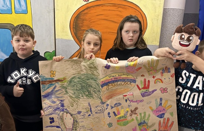 21 listopada uczniowie klas I-III obchodzili Dzień Życzliwości – wyjątkowe święto, które przypomina nam, jak wielką moc mają dobre słowa, uśmiech i drobne gesty. Tego dnia rozmawialiśmy o tym, czym jest życzliwość i jak możemy okazywać ją sobie nawzajem. Uczniowie brali udział w zabawach i aktywnościach promujących dobre relacje, empatię i wzajemny szacunek. Powstało także „drzewko życzliwości”, które już zdobi nasz korytarz i przypomina, że warto być dla siebie dobrym.

Pamiętajmy — życzliwość nic nie kosztuje, a potrafi zdziałać cuda! 