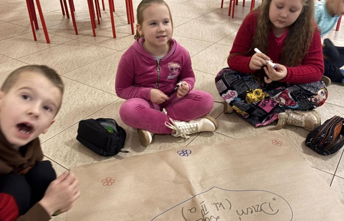 21 listopada uczniowie klas I-III obchodzili Dzień Życzliwości – wyjątkowe święto, które przypomina nam, jak wielką moc mają dobre słowa, uśmiech i drobne gesty. Tego dnia rozmawialiśmy o tym, czym jest życzliwość i jak możemy okazywać ją sobie nawzajem. Uczniowie brali udział w zabawach i aktywnościach promujących dobre relacje, empatię i wzajemny szacunek. Powstało także „drzewko życzliwości”, które już zdobi nasz korytarz i przypomina, że warto być dla siebie dobrym.

Pamiętajmy — życzliwość nic nie kosztuje, a potrafi zdziałać cuda! 